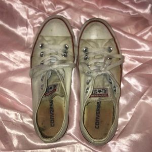 White converse Will bleach clean before shipping.
